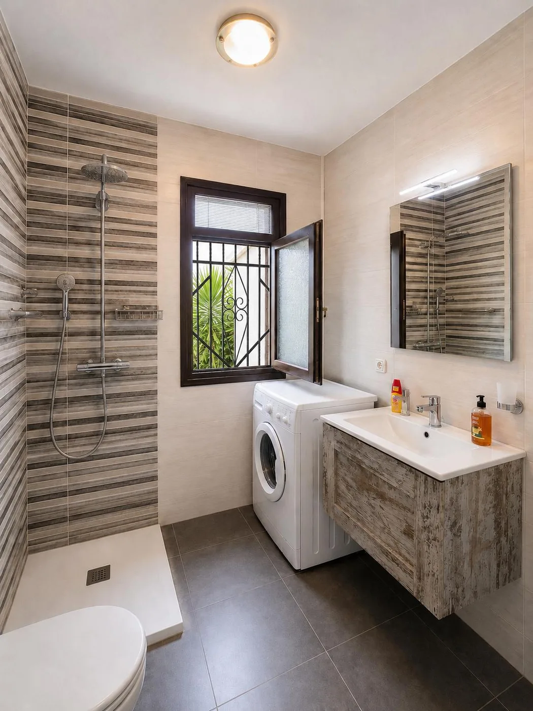 Baño completo de Casa Mariana con ducha y lavadora