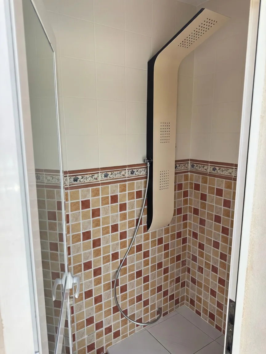Ducha exterior de Casa Mariana, ideal para después de la playa