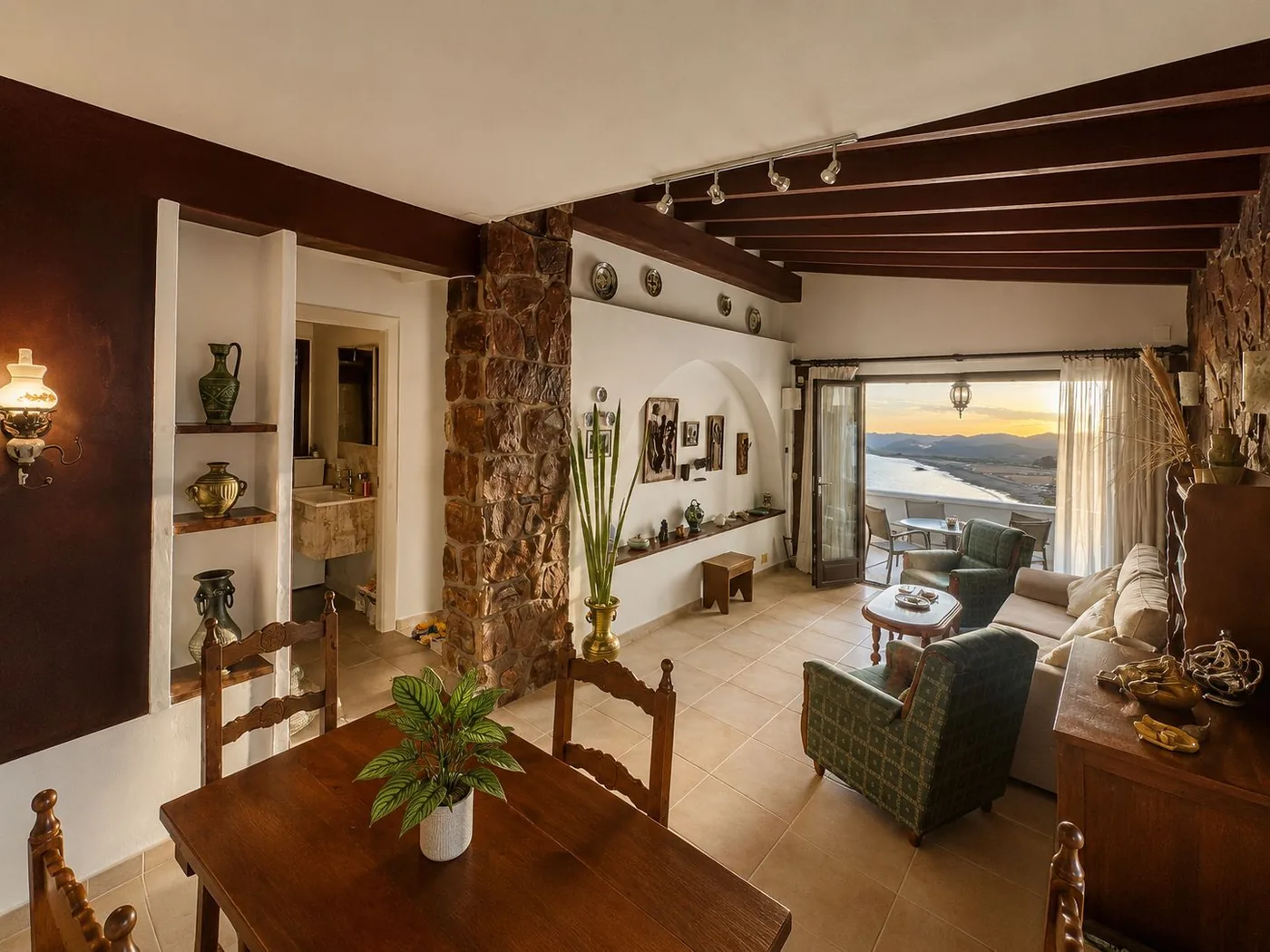 Salón y comedor de Casa Mariana con salida a la terraza y vistas al mar